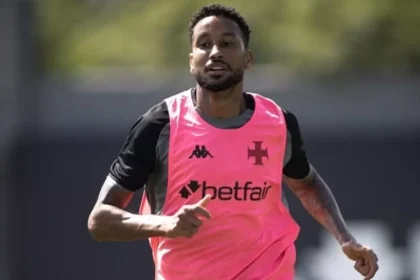 Vasco renova contrato de Jair até 2026, com opção de mais um ano