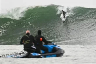 Carlos Burle afirma que câmera na mão dificultou resgate após queda em Nazaré