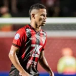 Vitória desembolsa R$ 1 milhão para escalar Erick contra o São Paulo