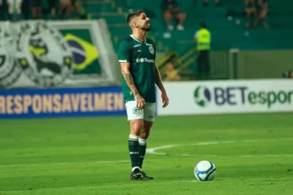 Náutico apresenta proposta para contratar Rafael Gava, meia do Goiás