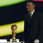 Infantino pede desculpas a Scaloni e entrega taça sem luvas após erro no sorteio da Copa de 2026
