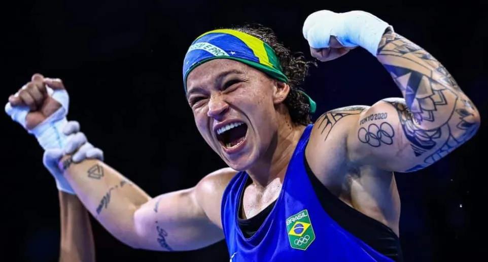 Beatriz Ferreira é nocauteada no 5º round e perde cinturão dos leves em Monte Carlo