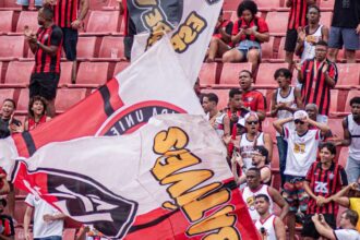 Vitória fecha preparação com torcedores no Barradão antes de jogo decisivo contra o São Paulo
