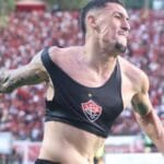 Vitória supera São Paulo por 1 a 0 e garante permanência na Série A na última rodada
