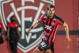Raúl Cáceres confirma saída do Vitória e acerto com o Olimpia para 2026