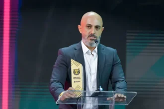 Rafael Guanaes supera rivais de peso e é eleito melhor técnico do Brasileirão 2025