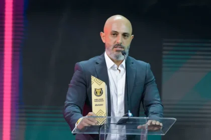 Rafael Guanaes supera rivais de peso e é eleito melhor técnico do Brasileirão 2025