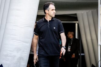 Presidente do Ceará confirma conversas para renovar contrato de Léo Condé