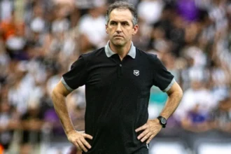 Ceará anuncia desligamento do técnico Léo Condé após 18 meses de trabalho