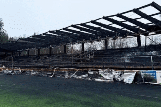 Arquibancada do Haka Valkeakoski é destruída em incêndio provocado por torcedores adolescentes