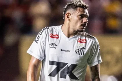 Falta de sequência marca temporada de JP Chermont no Santos em 2025