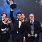 Campeão da F1 ergue troféu só cinco dias após decisão, em gala da FIA no Uzbequistão