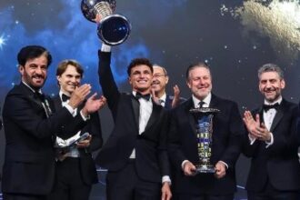 Campeão da F1 ergue troféu só cinco dias após decisão, em gala da FIA no Uzbequistão