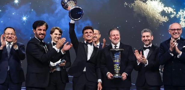 Campeão da F1 ergue troféu só cinco dias após decisão, em gala da FIA no Uzbequistão