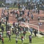 Aparição de Messi em Calcutá termina em invasão de campo, depredação e prisão de organizador