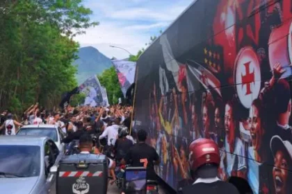 Torcida comparece ao CT e incentiva elenco do Vasco antes do clássico com o Fluminense