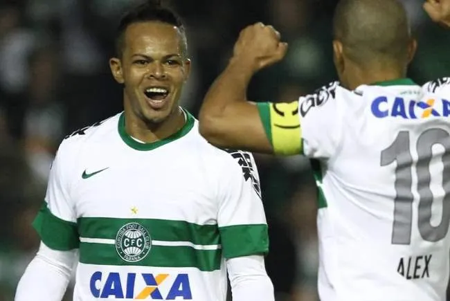Ex-corintiano Bill é internado após ser agredido em final da Taça Paraná