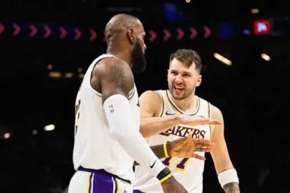 LeBron converte lances livres decisivos e impede virada dos Suns sobre os Lakers