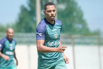 Guarani encerra negociações, e Alex Silva entra no radar do Ceará