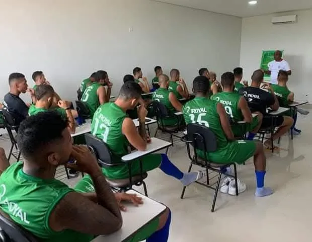 Técnico Luís Carlos da Silva acompanha mercado e avalia propostas para 2026
