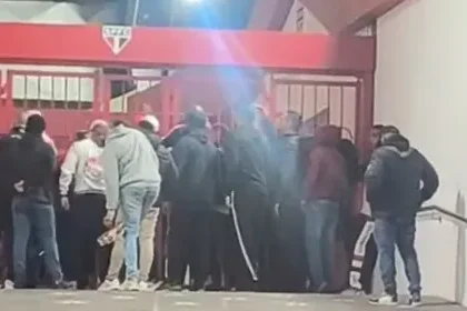Torcedores do São Paulo tentam invadir reunião do Conselho que discutia orçamento de 2026
