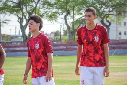 Atletas campeões do Sub-17 participam de treino com elenco profissional do Sergipe