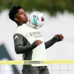 Endrick se apresenta ao Lyon em 1º de janeiro de 2026, usará a camisa 9 e preserva bônus que podem render ao Palmeiras
