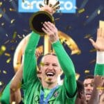 Goleiro Safonov repete façanha de Duckadam ao defender quatro pênaltis e convive com lesão nas mãos