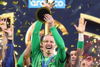 Goleiro Safonov repete façanha de Duckadam ao defender quatro pênaltis e convive com lesão nas mãos