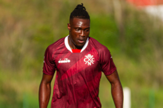 Nigeriano Samuel Otusanya se reapresenta ao Náutico após resolver pendências de documentação