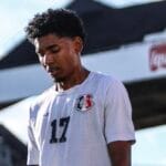 Vitinho é apresentado no Santa Cruz, elogia torcida e promete polivalência em 2026
