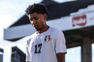Vitinho é apresentado no Santa Cruz, elogia torcida e promete polivalência em 2026