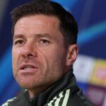 Xabi Alonso minimiza flagra de Vinicius Júnior sorrindo na reserva do Real Madrid