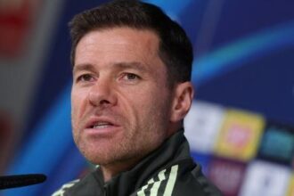 Xabi Alonso minimiza flagra de Vinicius Júnior sorrindo na reserva do Real Madrid