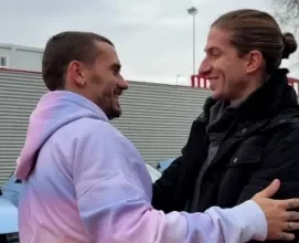 Filipe Luís reencontra Diego Simeone e ex-companheiros no centro de treinamento do Atlético de Madrid
