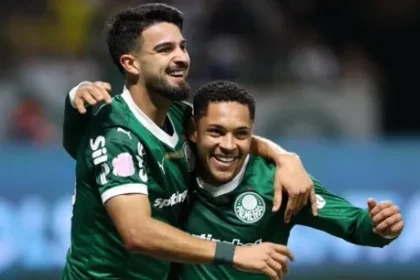 Palmeiras rejeita propostas e garante permanência de Flaco López e Vitor Roque até 2026