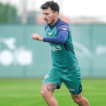 Ceará abre negociações para contratar o lateral Zeca, ex-Coritiba