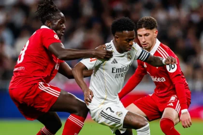 Vinícius Júnior deixa o campo sob vaias no Bernabéu e publica recado enigmático nas redes