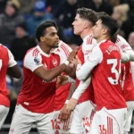 Arsenal vence Everton e garante liderança da Premier League antes do Natal