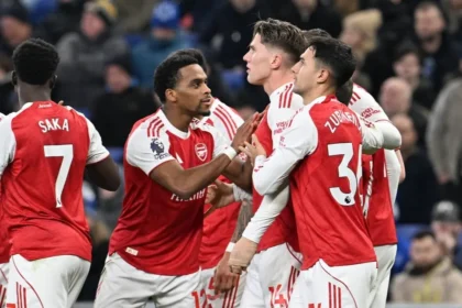 Arsenal vence Everton e garante liderança da Premier League antes do Natal