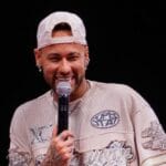 Neymar pede chance a Ancelotti durante show de pagode em São Paulo