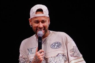 Neymar pede chance a Ancelotti durante show de pagode em São Paulo