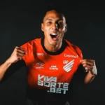 Athletico-PR oficializa volante colombiano Alejandro García com contrato até 2028