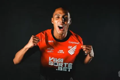 Athletico-PR oficializa volante colombiano Alejandro García com contrato até 2028