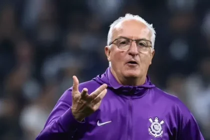 Bastidores do tetra: vídeo mostra discursos de Dorival Júnior e Memphis antes do título do Corinthians