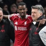 Atacante Alexander Isak passa por cirurgia no tornozelo após fraturar fíbula