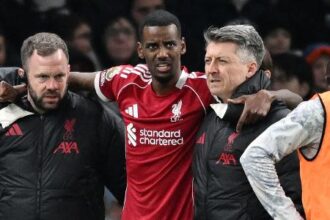 Atacante Alexander Isak passa por cirurgia no tornozelo após fraturar fíbula