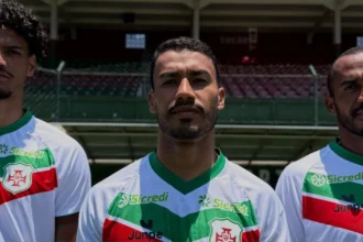 Portuguesa Santista apresenta novo uniforme branco para a temporada 2026