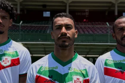 Portuguesa Santista apresenta novo uniforme branco para a temporada 2026