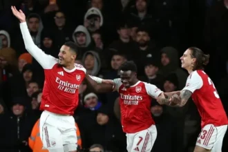 Arsenal decide nos pênaltis e garante vaga nas semifinais da Copa da Liga; Sporting goleia no Português